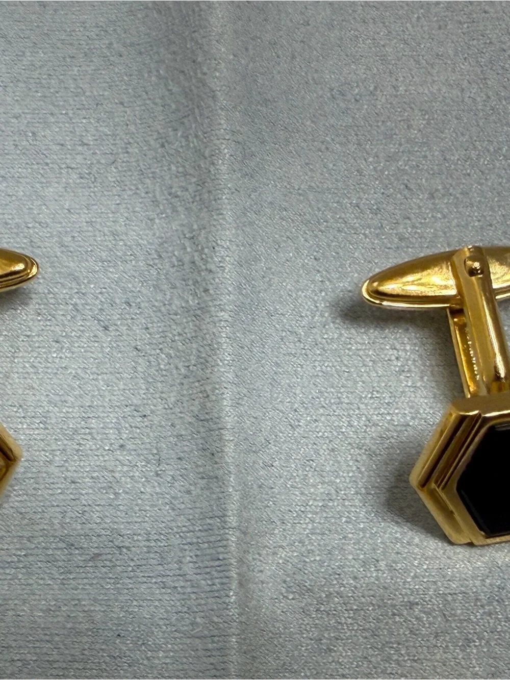 🎡🎡 Vintage- Nina Ricci Gold Tone Cufflinks and Tie Clip with Black Hexagon Inlay